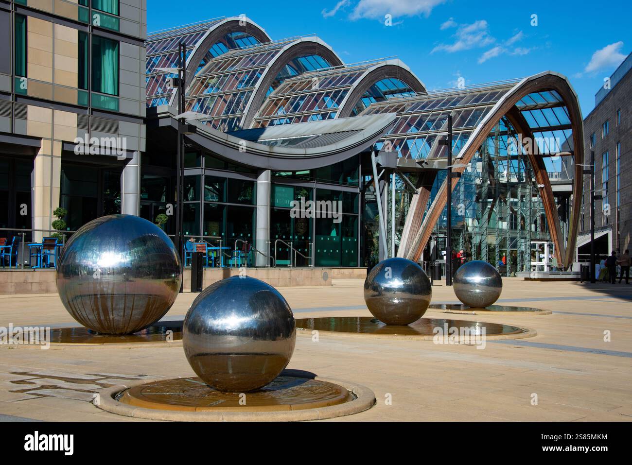 Palle d'acciaio, con i Winter Gardens alle spalle, Millenium Square, cuore della città, Sheffield, Yorkshire, Inghilterra Foto Stock