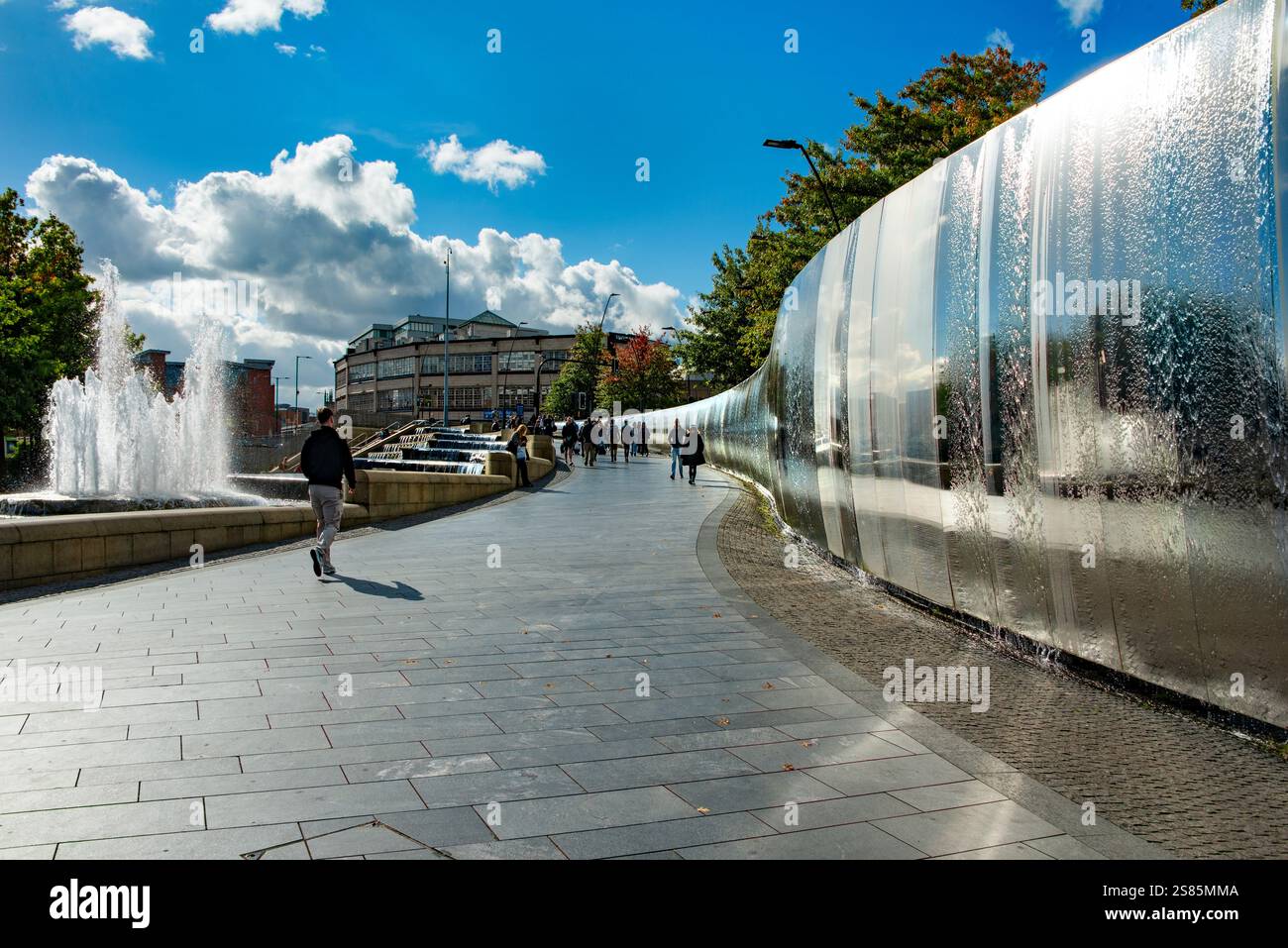 Pareti in acciaio all'avanguardia e acqua a cascata all'esterno della stazione ferroviaria di Sheffield, Sheffield Gateway, Sheffield, Yorkshire, Inghilterra Foto Stock