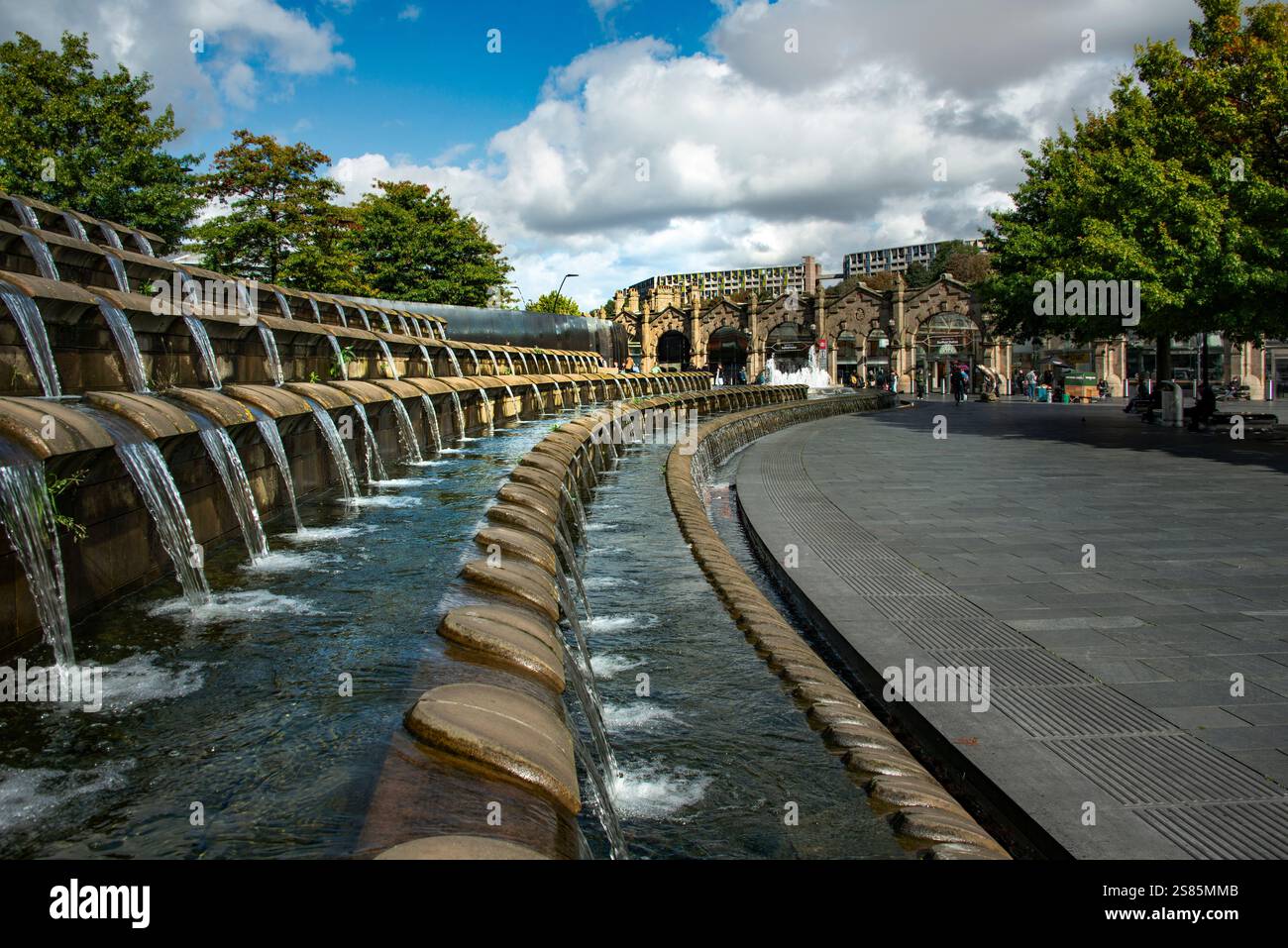 Pareti in acciaio all'avanguardia e acqua a cascata all'esterno della stazione ferroviaria di Sheffield, Sheffield Gateway, Sheffield, Yorkshire, Inghilterra Foto Stock