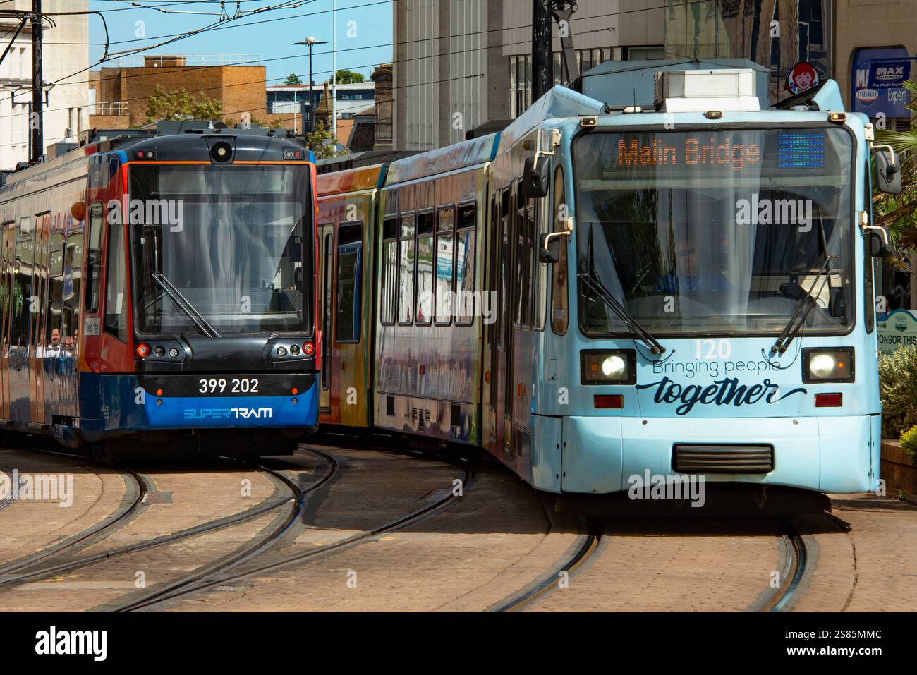 Tram di Sheffield (Supertram) in prossimità di una fermata in Church Street, Cathedral Quarter, Sheffield, Yorkshire, Inghilterra Foto Stock