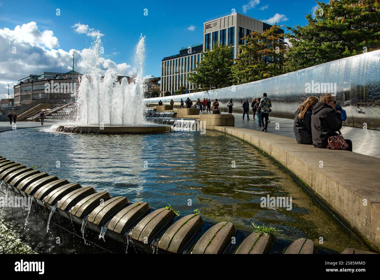 Pareti in acciaio all'avanguardia e acqua a cascata all'esterno della stazione ferroviaria di Sheffield, Sheffield Gateway, Sheffield, Yorkshire, Inghilterra Foto Stock