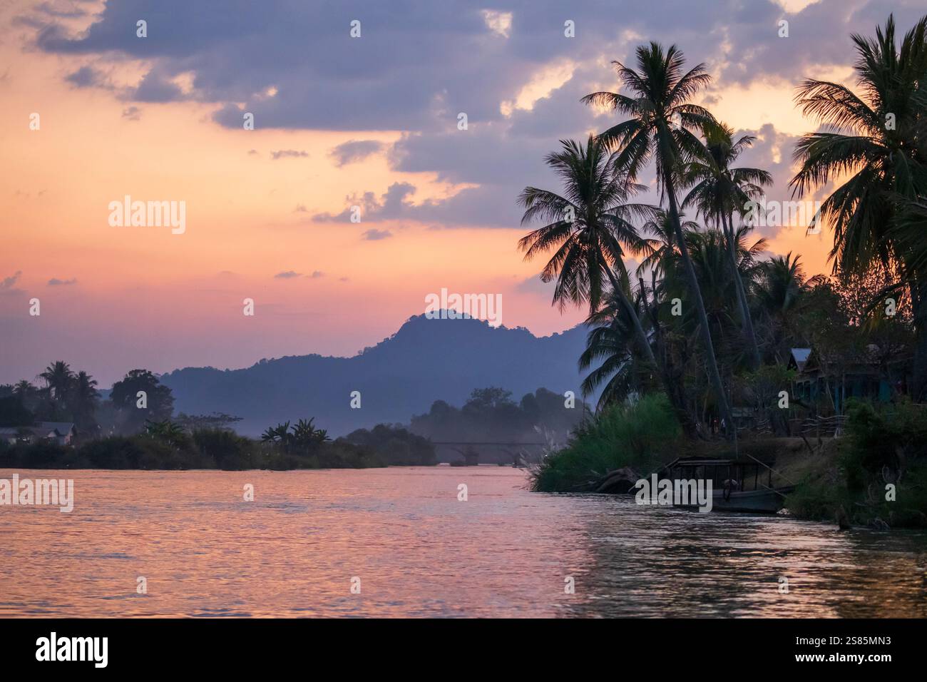 Tramonto sul fiume Mekong tra le isole Don Khon e Don Det, l'arcipelago di quattromila isole, la provincia di Champasak, il Laos Foto Stock