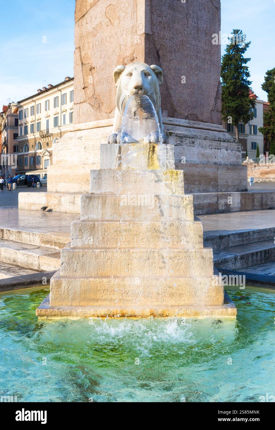 Scultura di leone in stile egiziano della Fontana dell'Obelisco in Piazza del popolo, UNESCO, Roma, Lazio, Italia Foto Stock