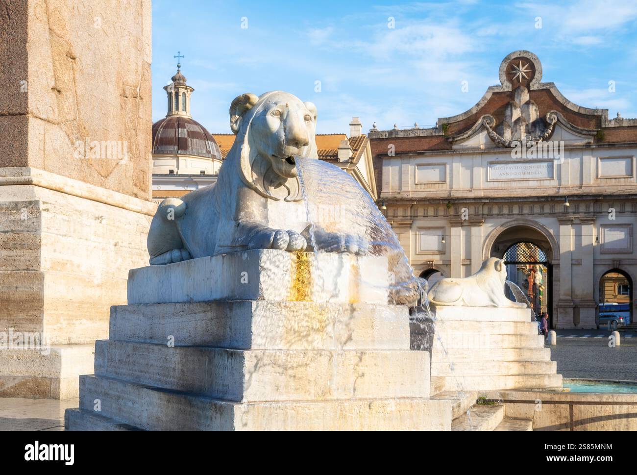 Scultura di leone in stile egiziano della Fontana dell'Obelisco in Piazza del popolo, UNESCO, Roma, Lazio, Italia Foto Stock
