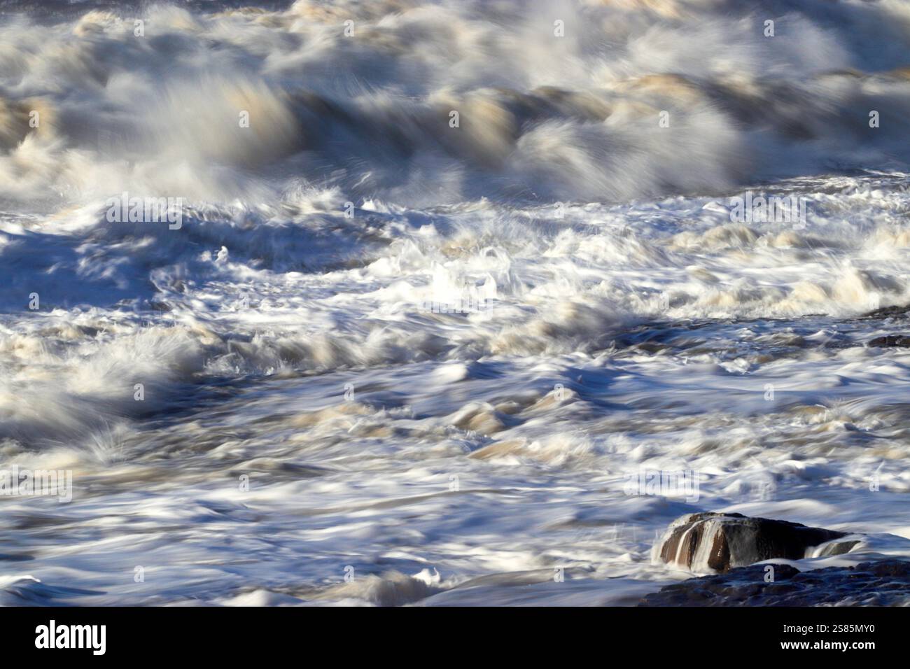 Surf, onde, Dunraven Bay, Southerndown, vale of Glamorgan, Galles del Sud, Regno Unito Foto Stock