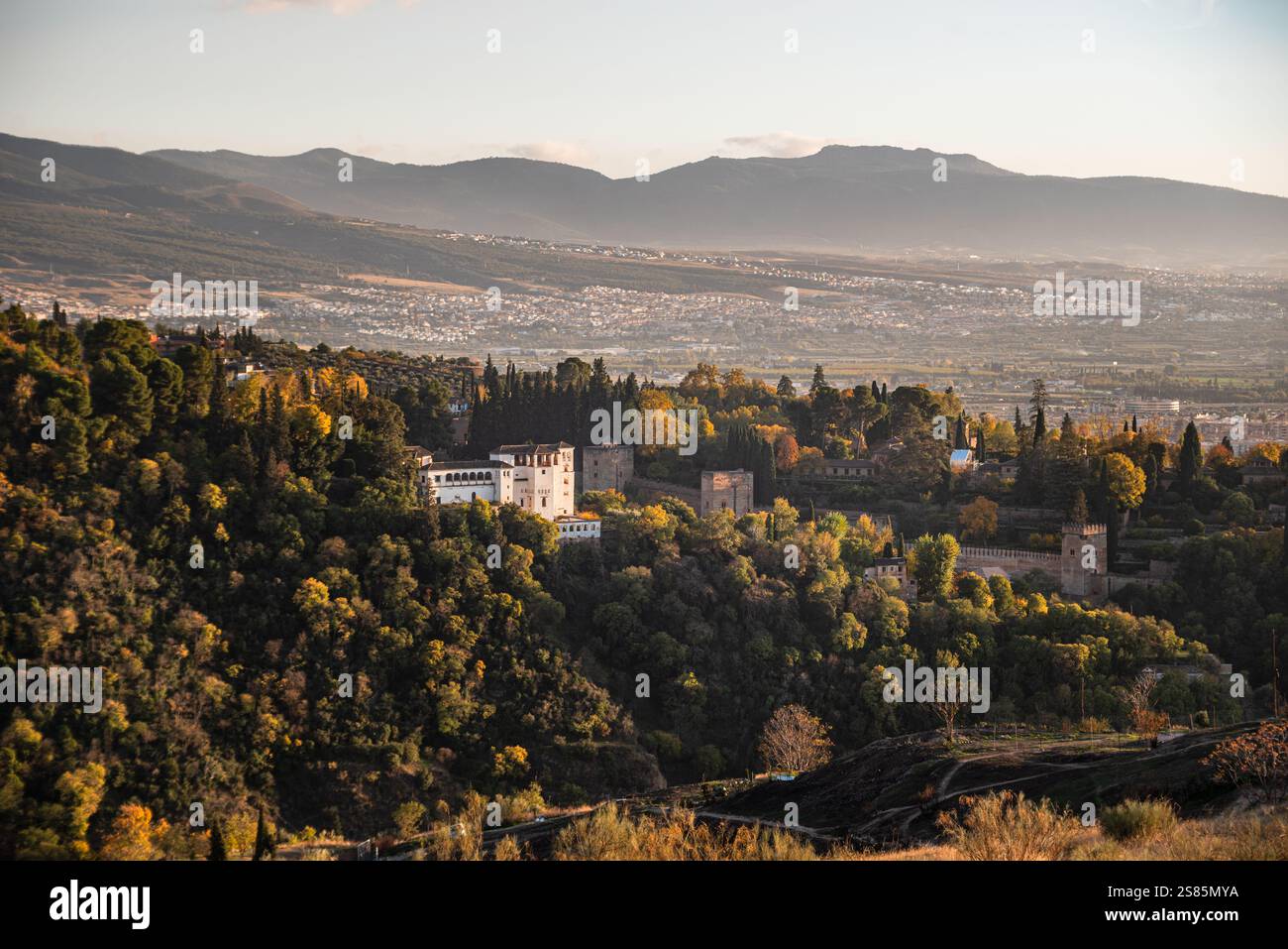 Silla de Moro e il Parco del Generalife ad Albaicin al tramonto, Granada, Andalusia, Spagna Foto Stock