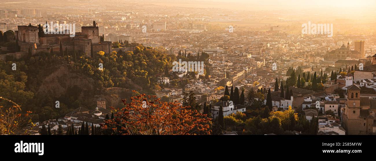 Panorama autunnale dell'Alhambra, UNESCO, con caldo tramonto sull'Albaicin, Granada, Andalusia, Spagna Foto Stock