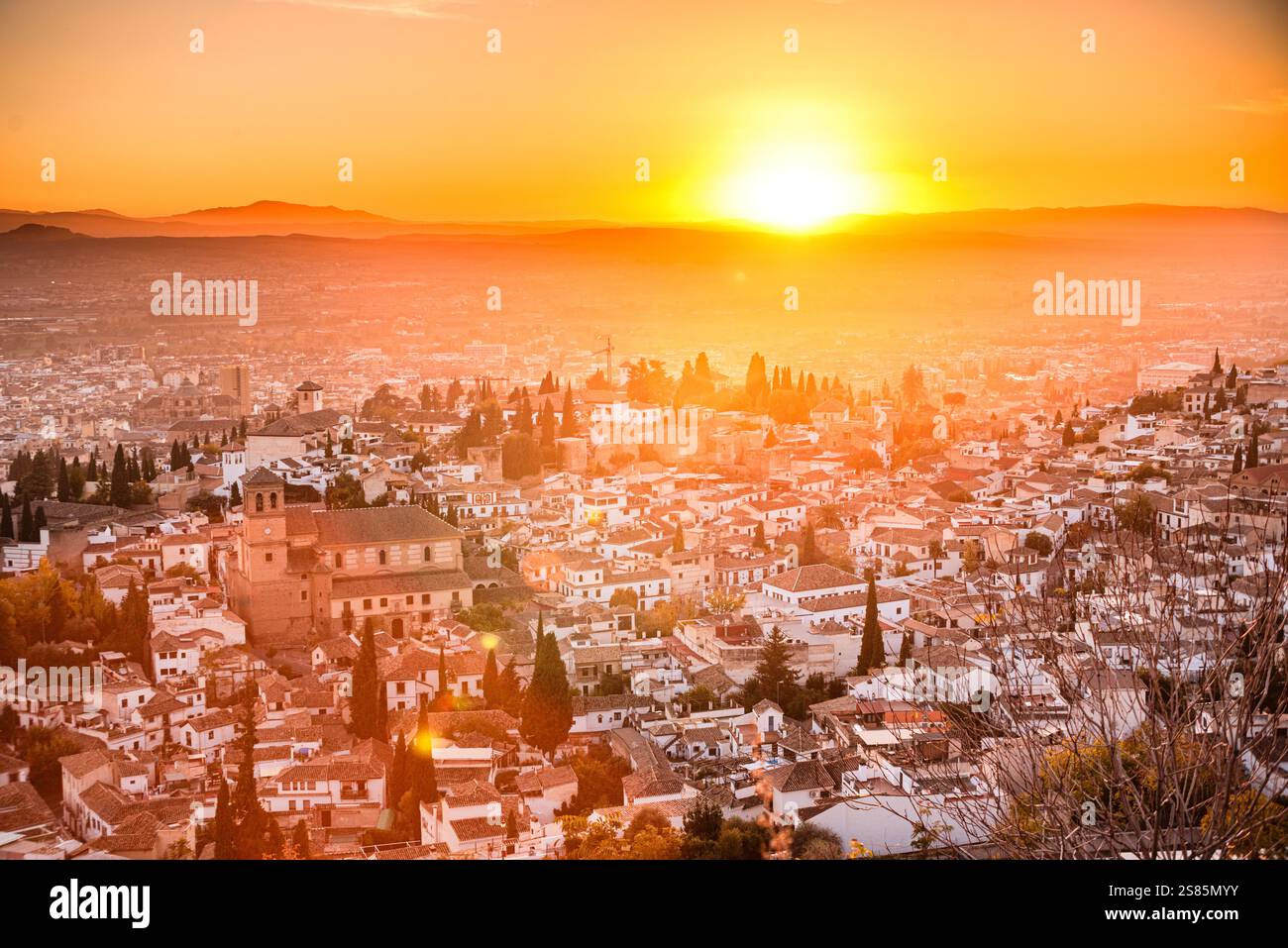 Vivace tramonto rosso e arancione sull'Albaicin, UNESCO, Granada, Andalusia, Spagna Foto Stock