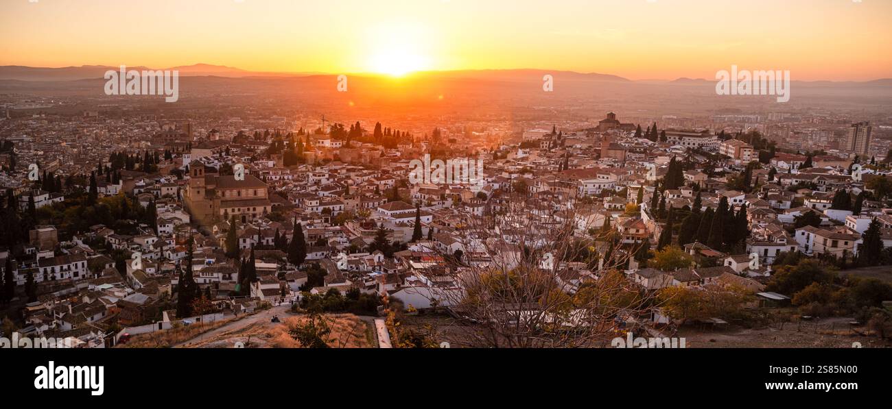 Vivace tramonto rosso e arancione sull'Albaicin, UNESCO, Granada, Andalusia, Spagna Foto Stock