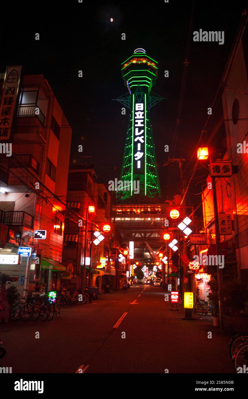 Illuminazione notturna della Torre Shinsekai in tonalità di notte nera, luci al neon, Osaka, Honshu, Giappone Foto Stock