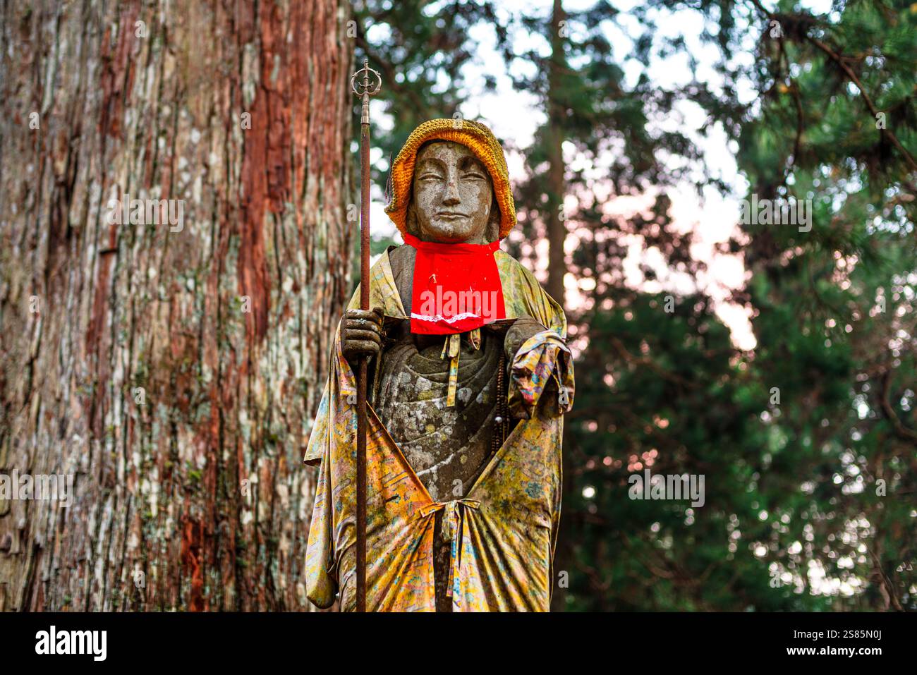 Statua vestita nella foresta profonda di Koyasan, cimitero buddista di Oku-no-in, Koyasan (Koya-san), Kansai, Honshu, Giappone Foto Stock