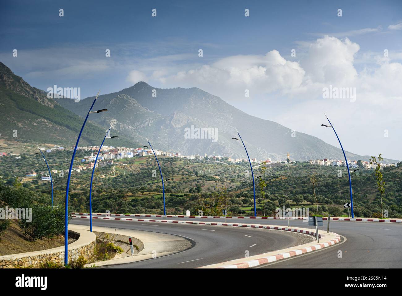 Strada panoramica tortuosa con semafori blu che conduce alle montagne Riff e alla città di Chefchaouen (la città Blu), Marocco Foto Stock