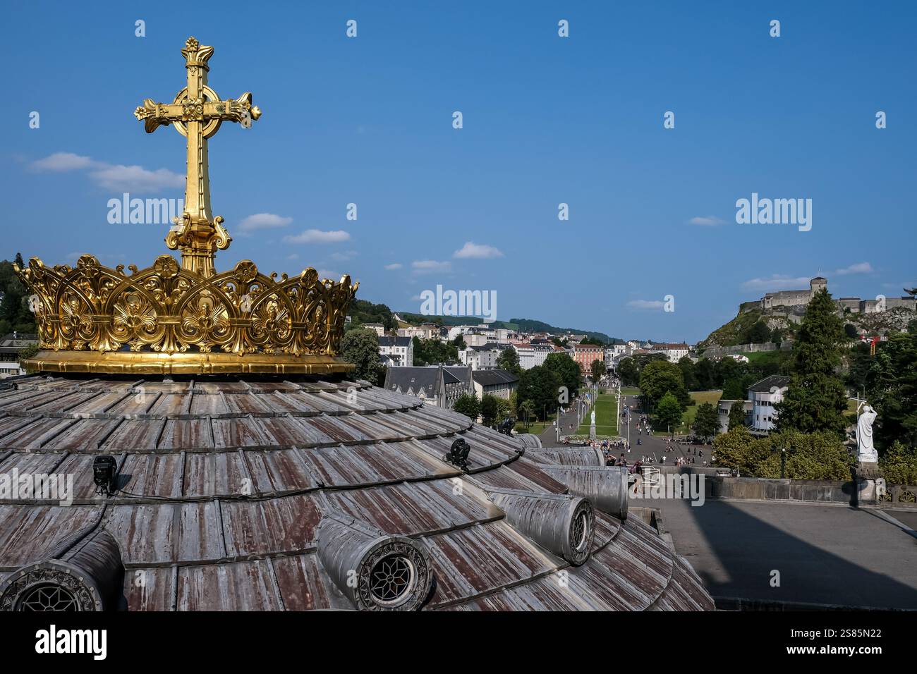 Vista dal tetto della Basilica del Rosario al Santuario di nostra Signora di Lourdes, Lourdes, Hautes-Pyrenees, Occitanie, Francia Foto Stock