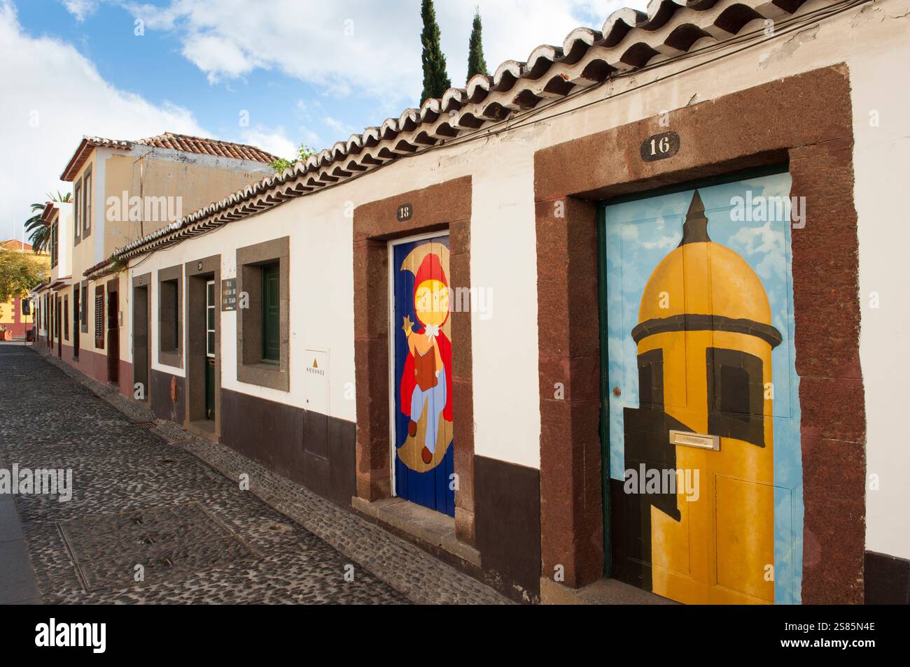 Porte dipinte di via Santa Maria nella città vecchia, Funchal, isola di Madeira, Oceano Atlantico, Portogallo Foto Stock