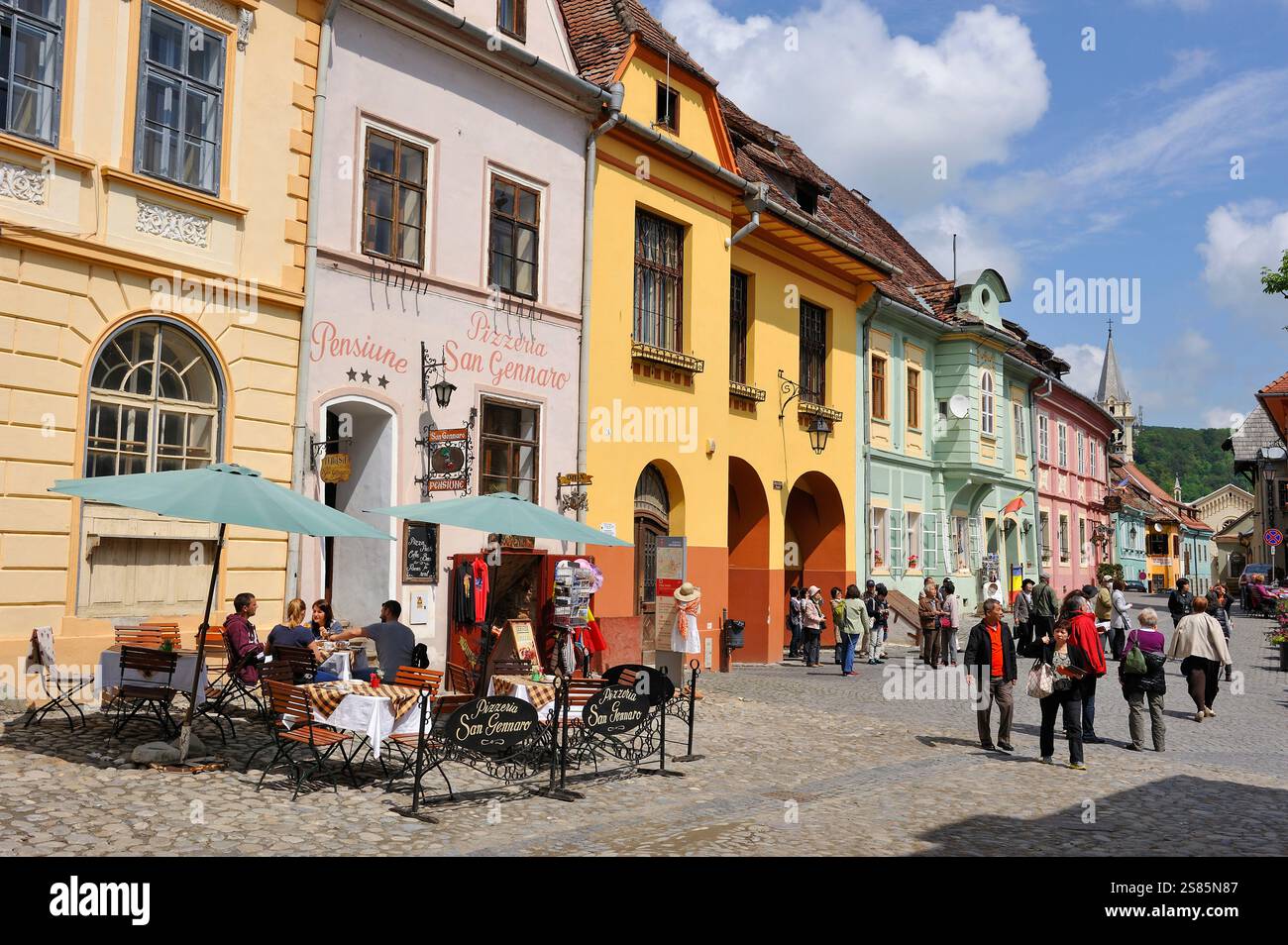 Terrazza del ristorante, piazza Cetatii, città vecchia, Sighisoara, UNESCO, Transilvania, Romania Foto Stock