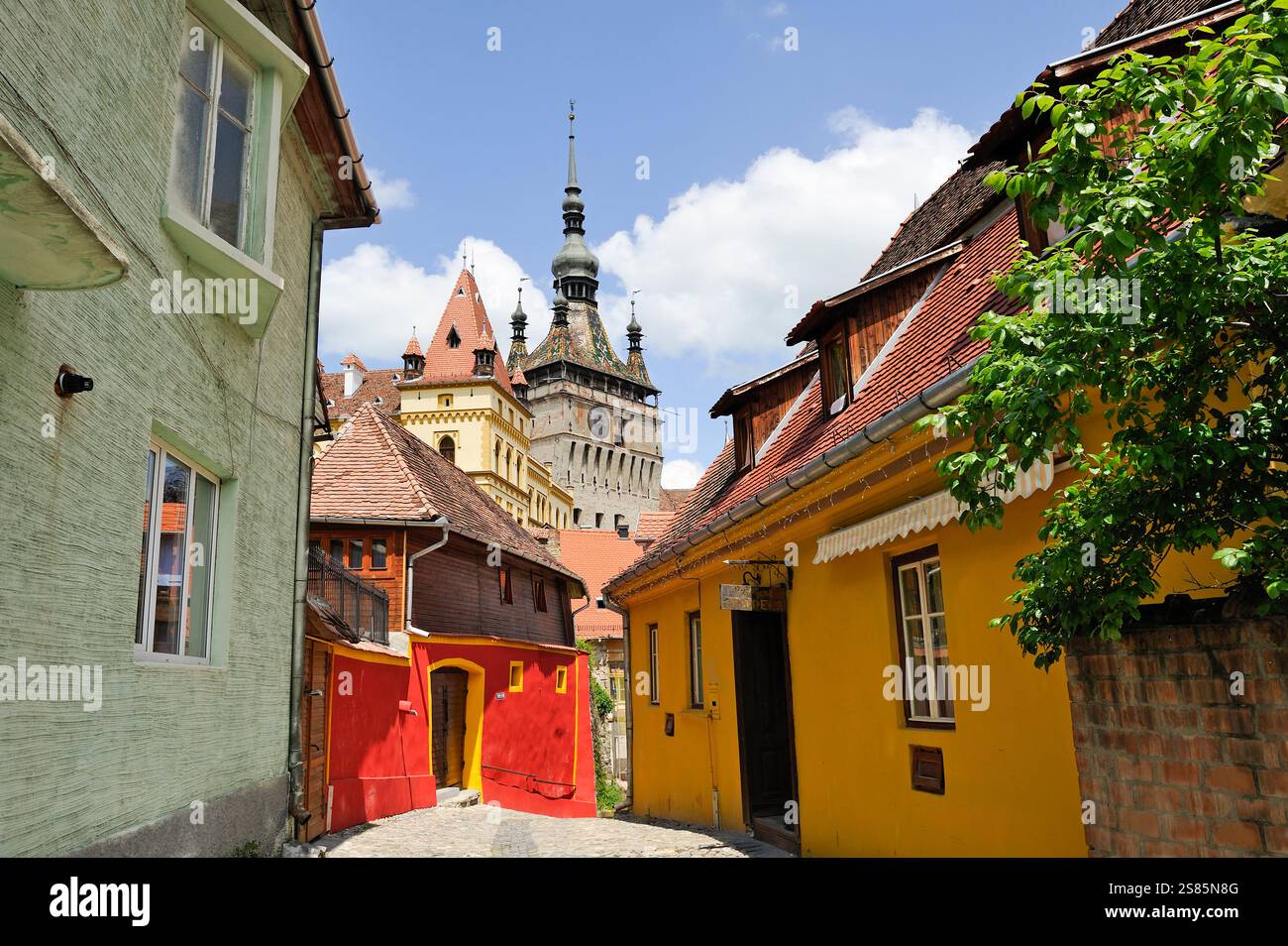 Torre dell'orologio vista dal sentiero sud che conduce alla città vecchia, Sighisoara, UNESCO, Transilvania, Romania Foto Stock