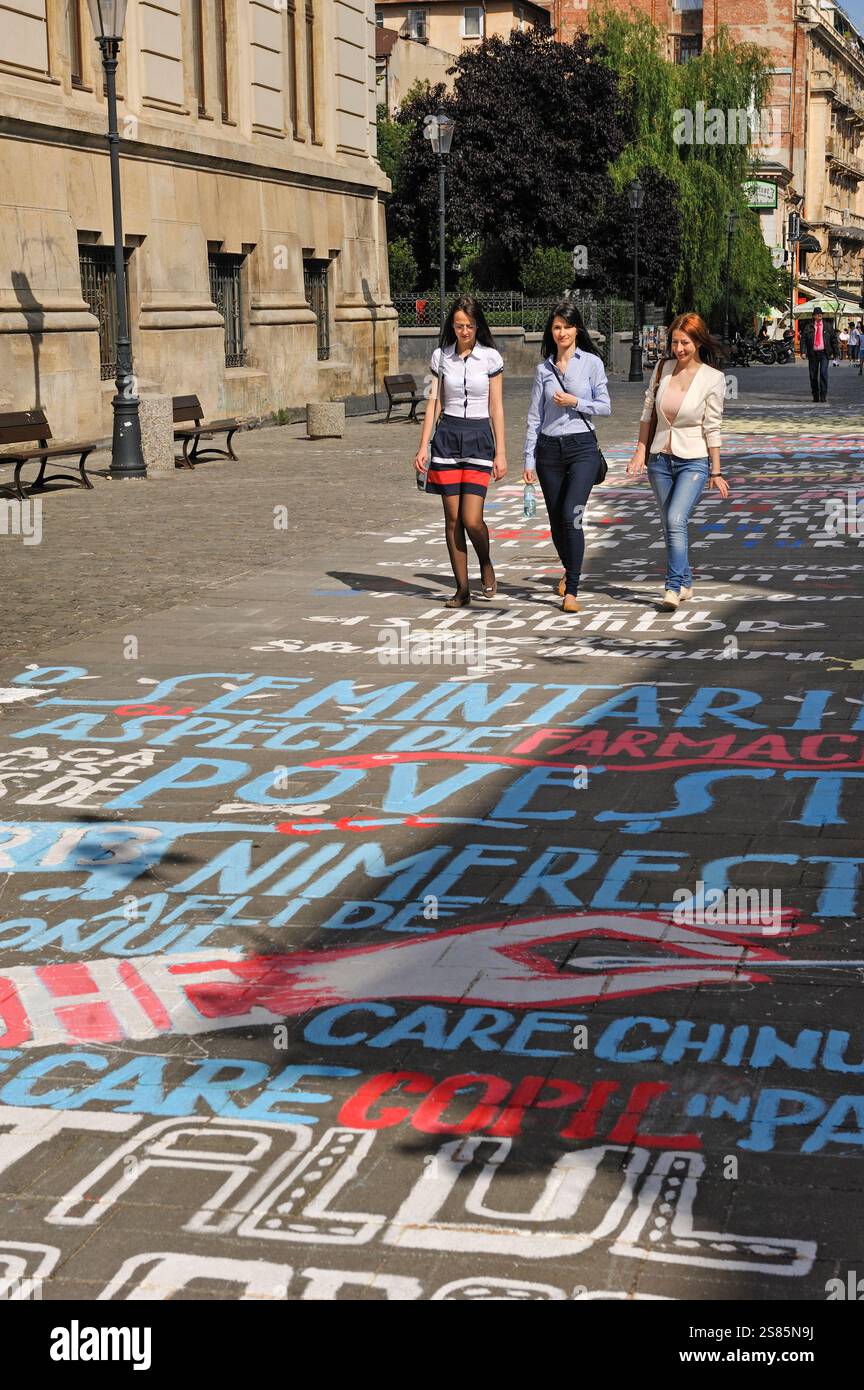 Scritta dipinta sul pavimento di via Franceza accanto al Museo Nazionale di storia rumena, quartiere Lipscani, città Vecchia, Bucarest, Romania Foto Stock