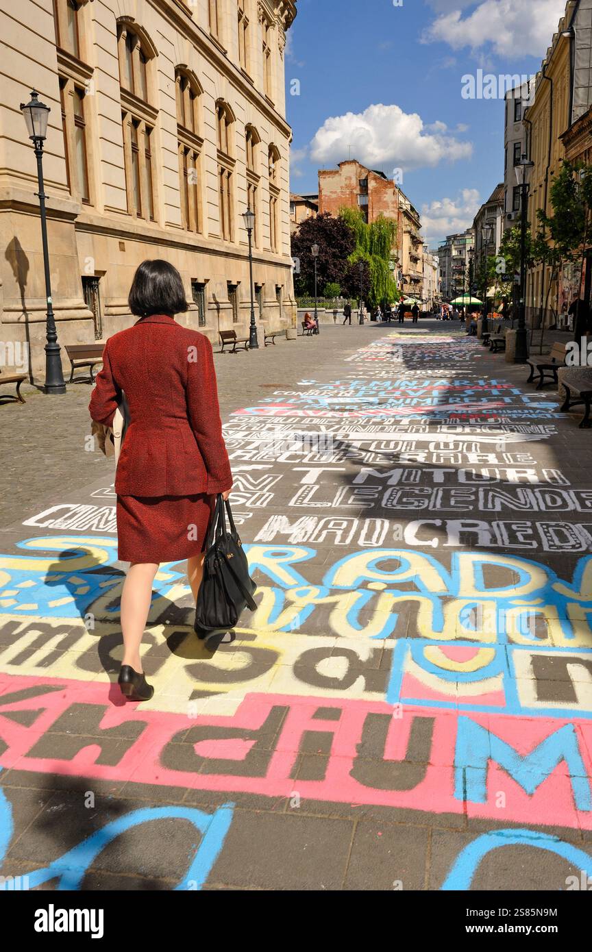 Scritta dipinta sul pavimento di via Franceza accanto al Museo Nazionale di storia rumena, quartiere Lipscani, città Vecchia, Bucarest, Romania Foto Stock