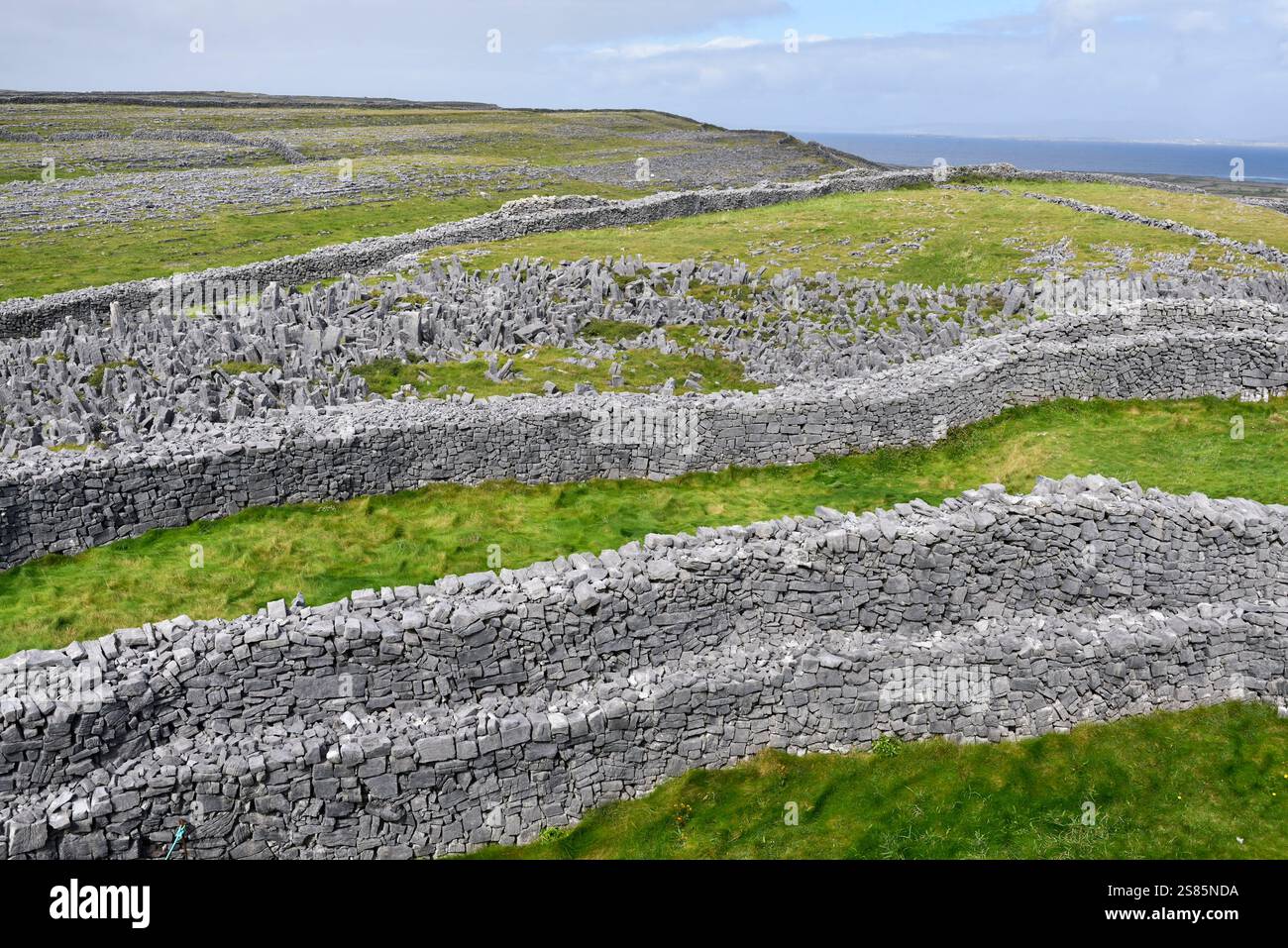 Mura difensive in pietra di Dun Aengus, forte collinare preistorico, Inishmore, la più grande isola di Aran, Galway Bay, contea di Galway, Connacht, Repubblica d'Irlanda Foto Stock