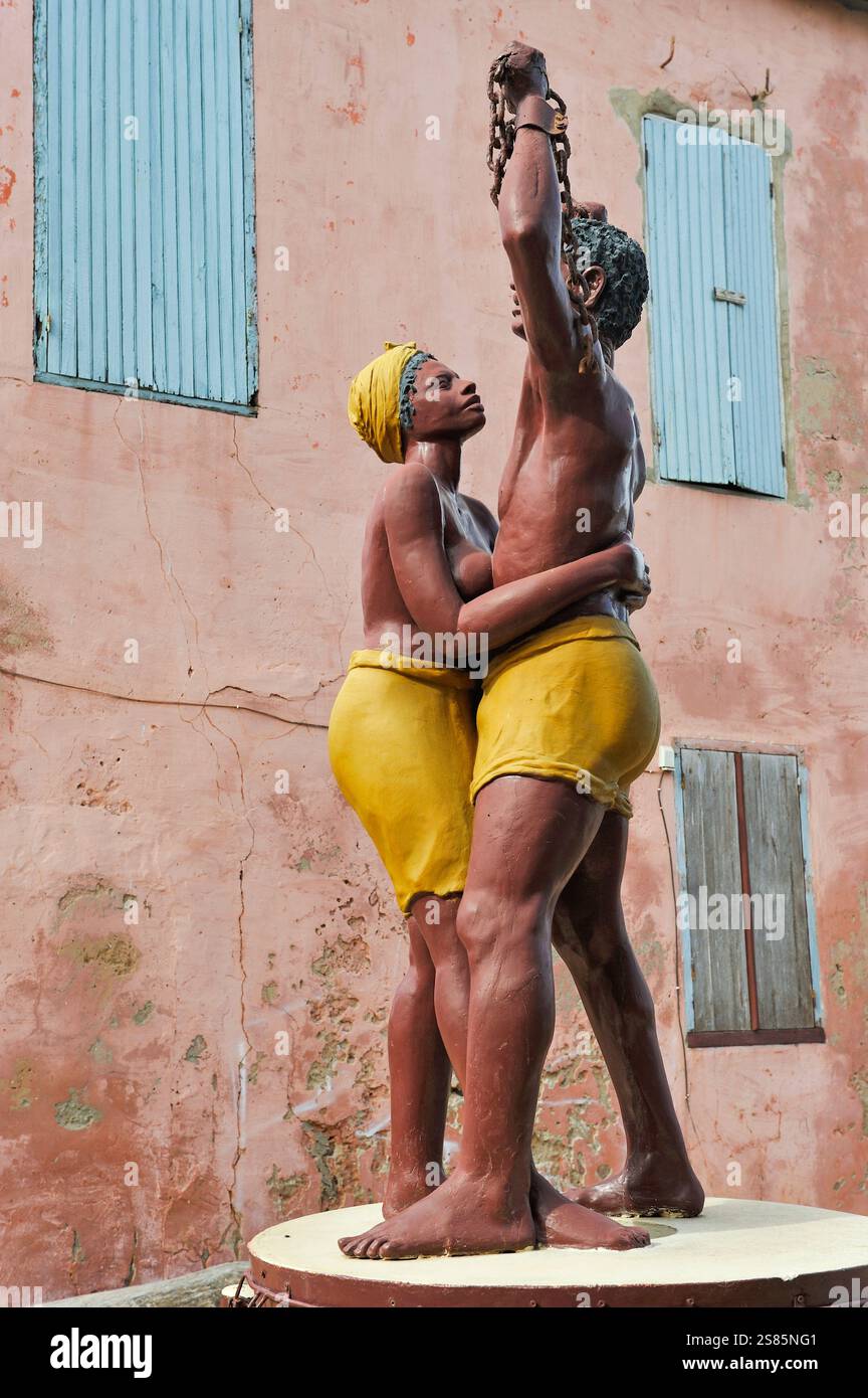 Statua dell'abolizione della schiavitù, scultura dei fratelli guadelupiani Jean e Christian Moisa, Ile de Goree, UNESCO, Dakar, Senegal Foto Stock