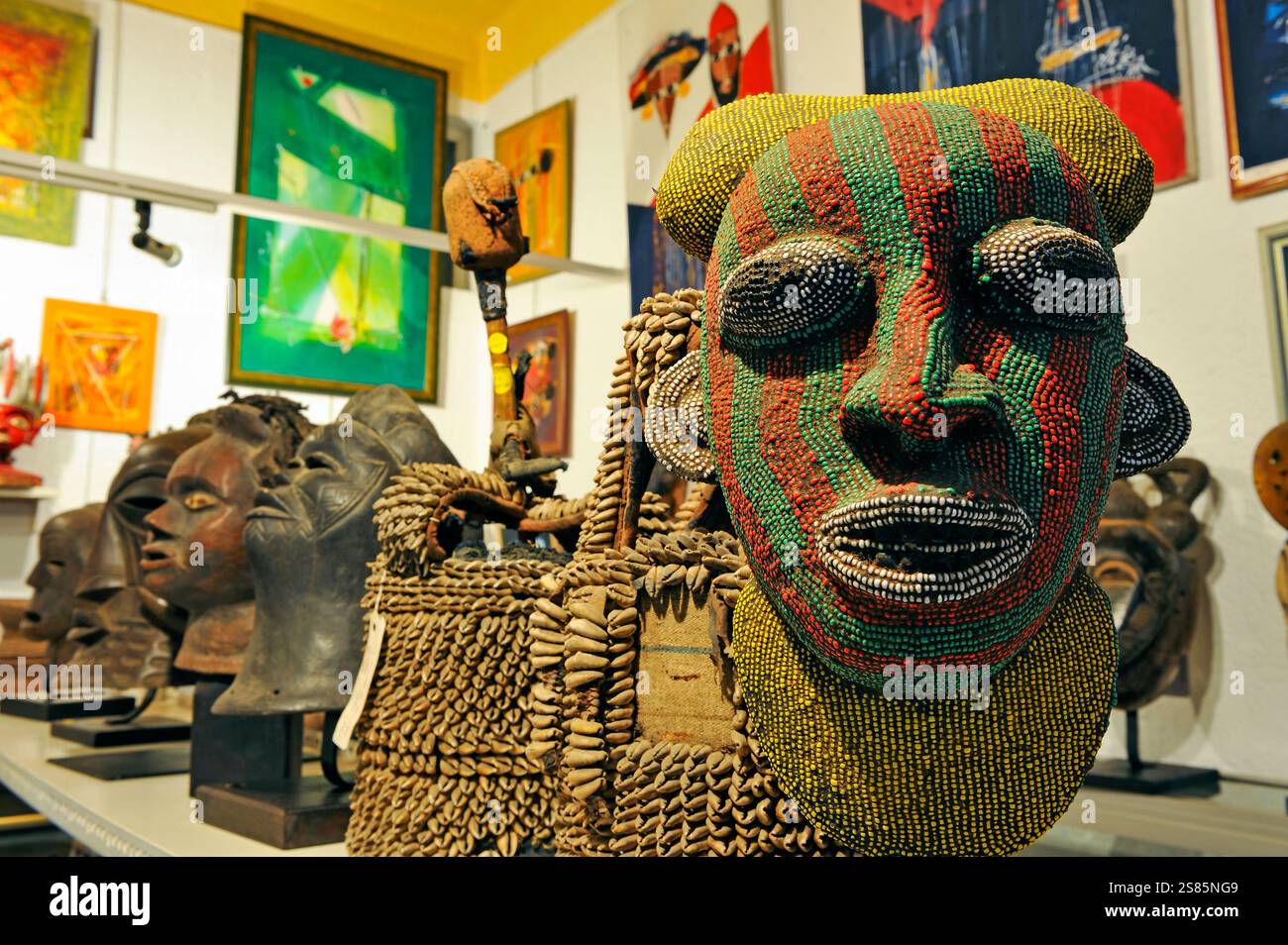Bamileke maschera perline dal Camerun, Galerie antenna, arti africane, 9 Felix Faure Street, Dakar, Senegal, Africa occidentale Foto Stock