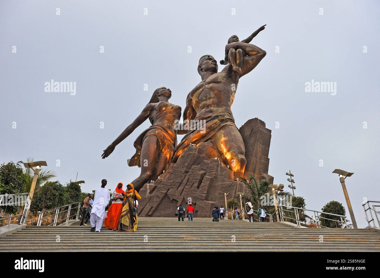 Monumento del Rinascimento Africano, statua di bronzo alta 49 m sulla cima di una delle colline gemelle conosciute come Collines des Mamelles, Dakar, Senegal, Africa occidentale Foto Stock