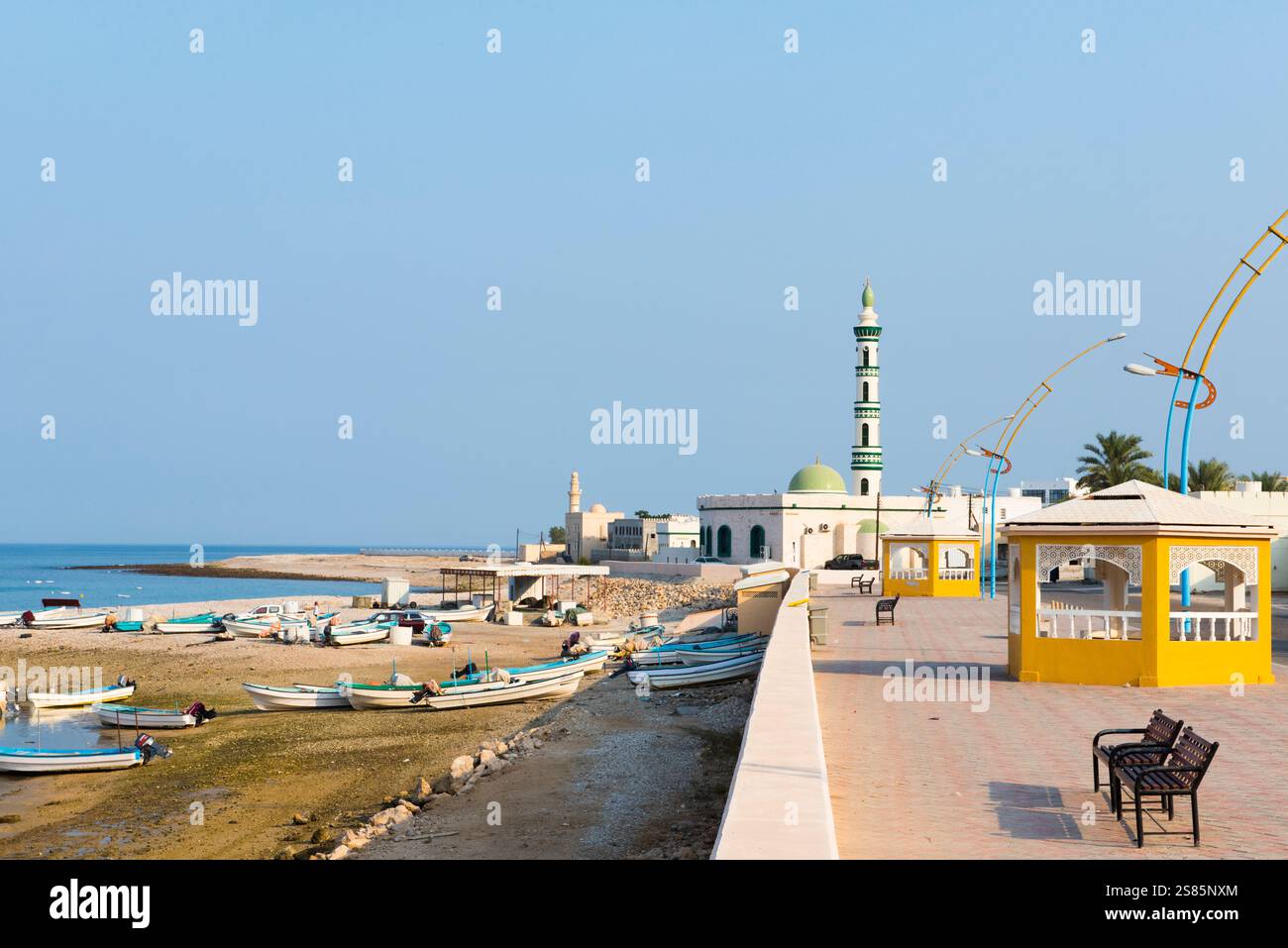 Tiwi, villaggio sulla strada costiera che collega Qurayat a Sur, Sultanato dell'Oman, Penisola Araba Foto Stock
