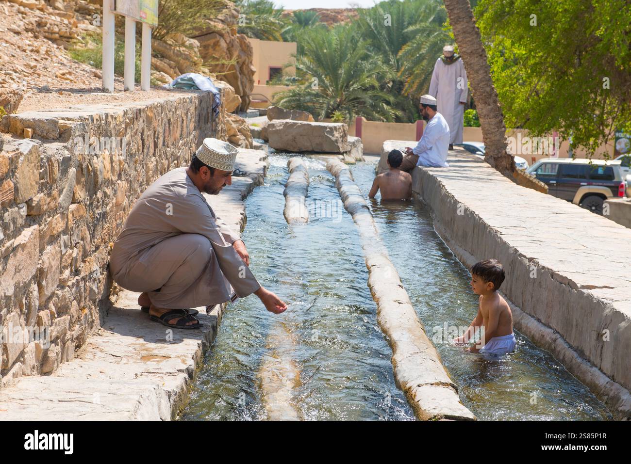 Bagnanti nel canale di irrigazione, Birkat al Mouz, regione di al Dakhliya, sistema di irrigazione Falaj (Falaj al-Khatmeen), UNESCO, Oman, penisola arabica Foto Stock