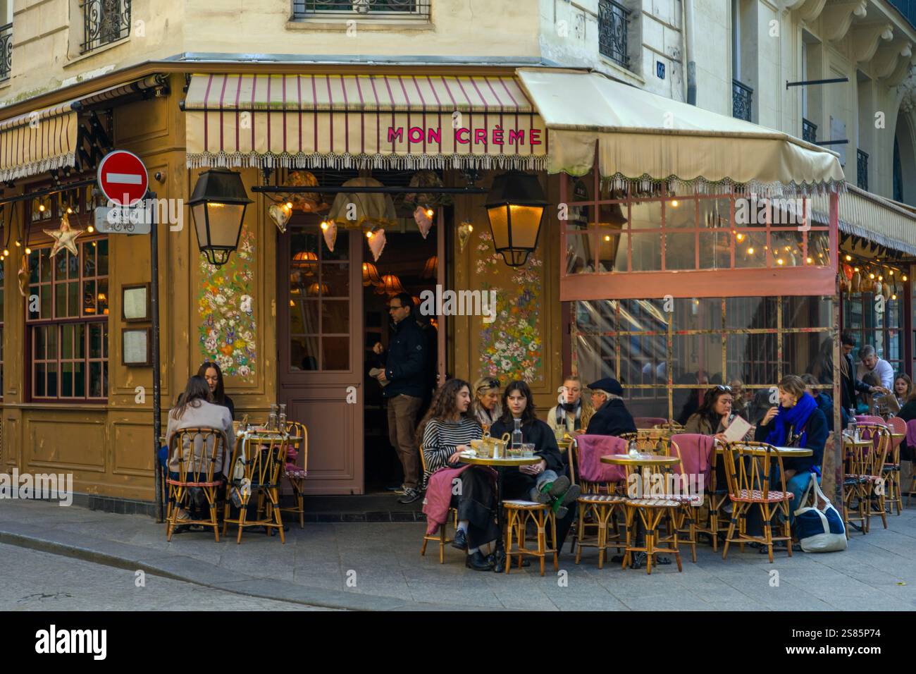 Terrazza del ristorante Mon Creme in Rue Montmartre, Parigi, Francia Foto Stock