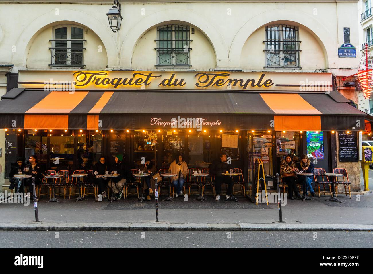 Terrazza del ristorante Troquet du Temple in Rue du Temple, Parigi, Francia Foto Stock