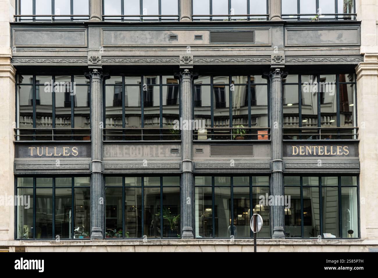 Vecchia fabbrica con insegna fantasma, Parigi, Francia Foto Stock