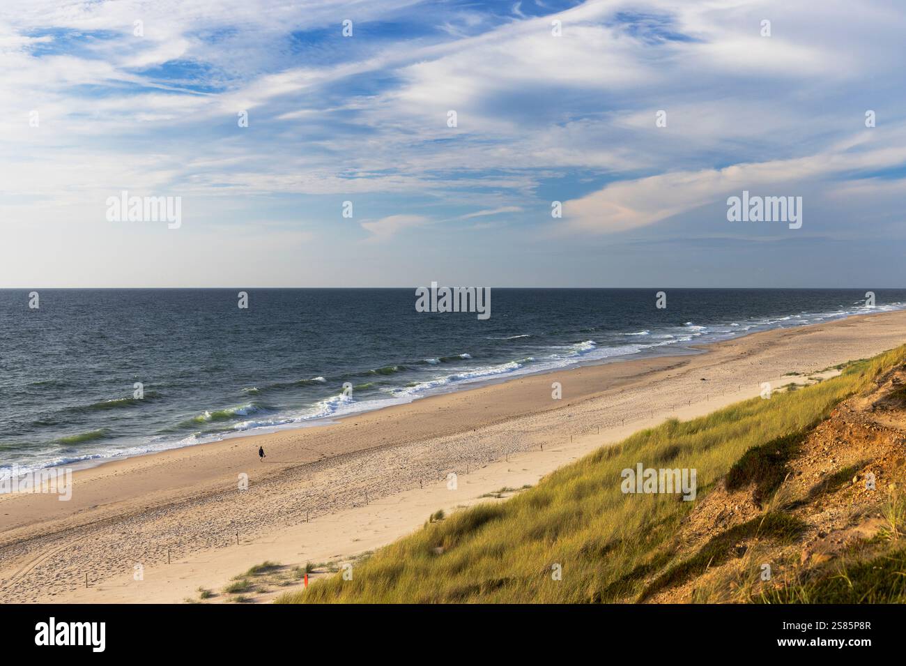Persona che cammina sulla spiaggia di Red Cliffs (Rotes Kliff), Kampen, Sylt, Schleswig Holstein, Germania, Europa Foto Stock