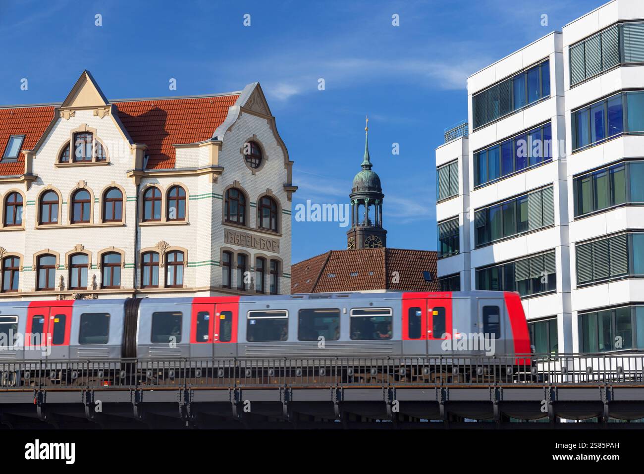 Treno della U-Bahn che passa lungo il binario sopraelevato, Amburgo, Germania, Europa Foto Stock