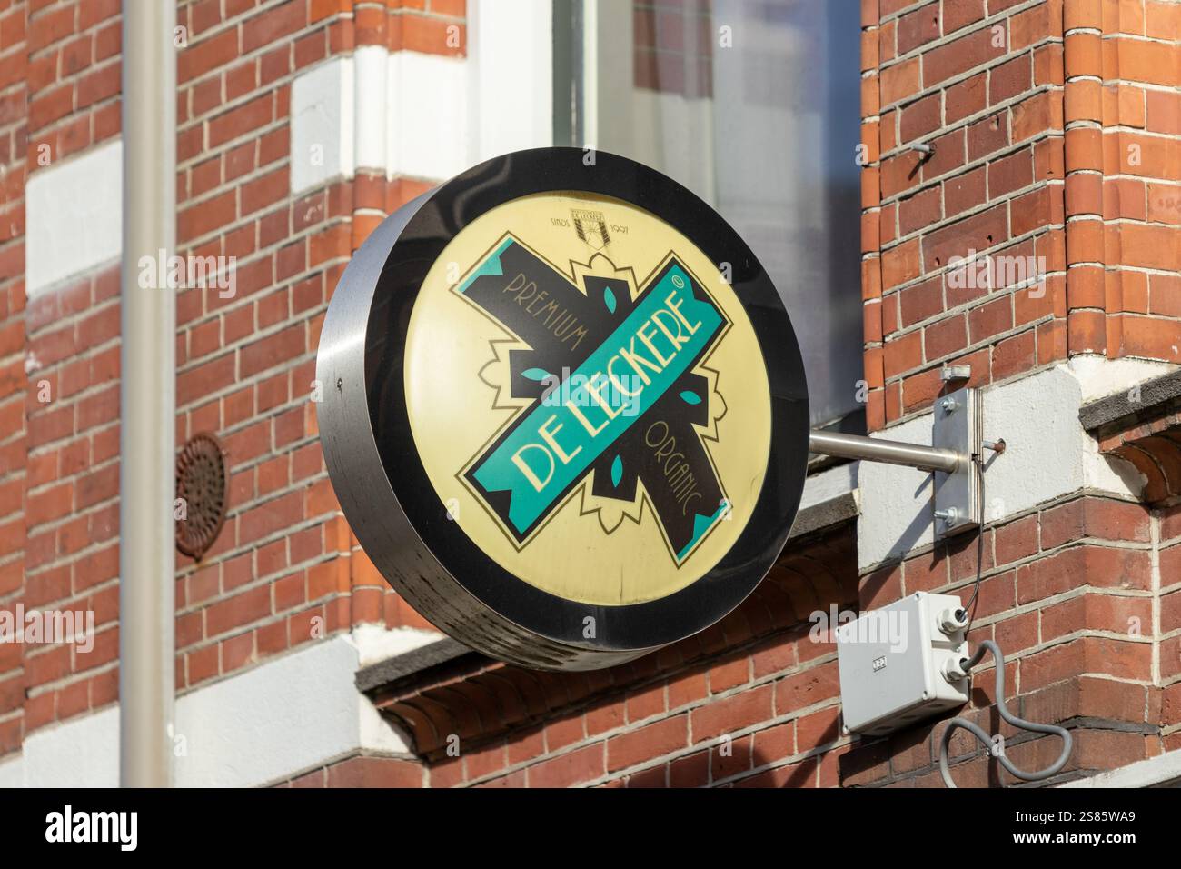 Logo de Leckere Sign. De Leckere produce birre distintive che sono sempre leggermente diverse e segretamente sempre un po' troppo bevibili. 100% biologico. Foto Stock