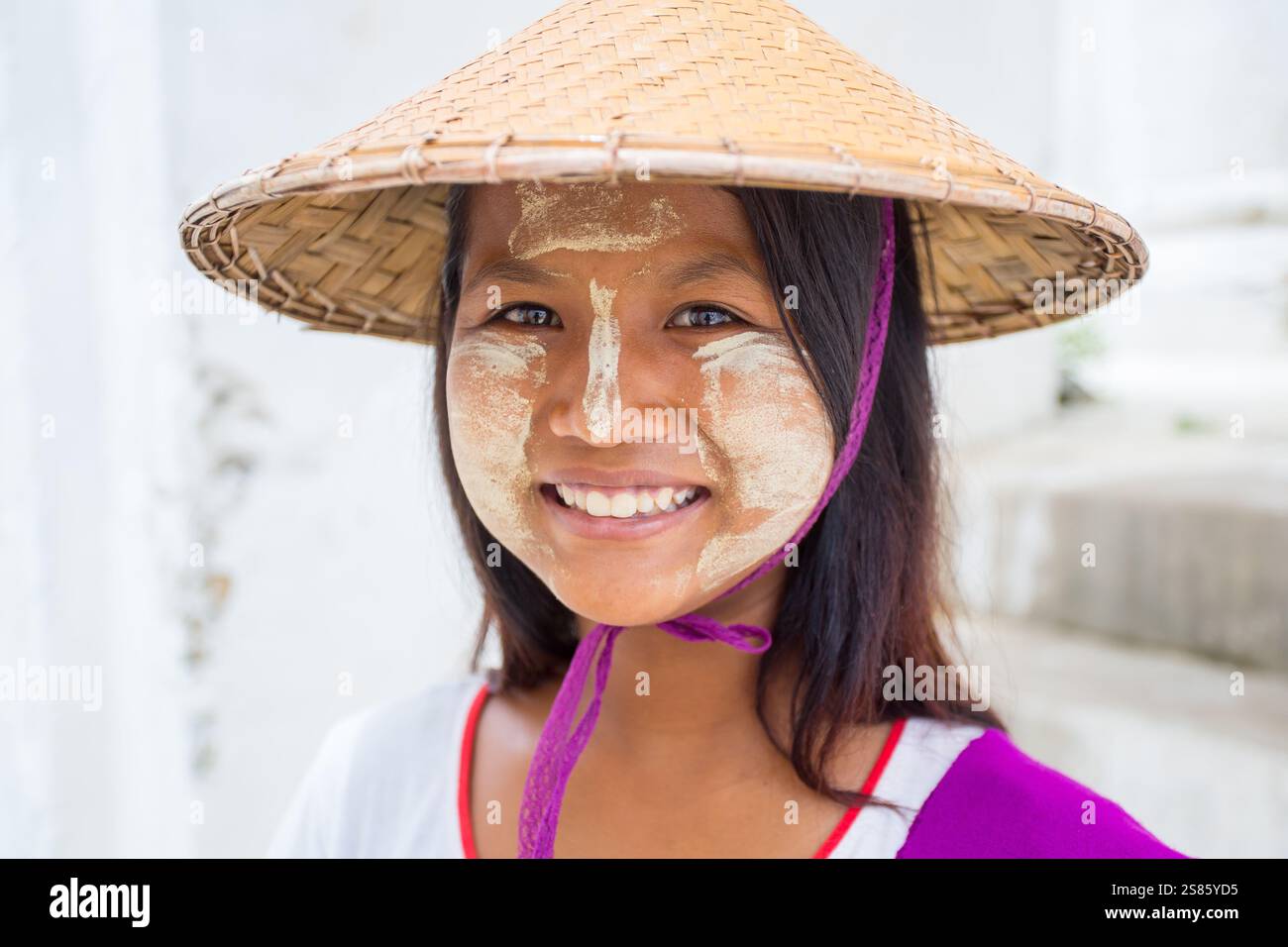 Una ragazza venditrice di fiori alla Pagoda Mya Thein Tan (Pagoda Hsinbyume), Mingun, Mandalay Foto Stock