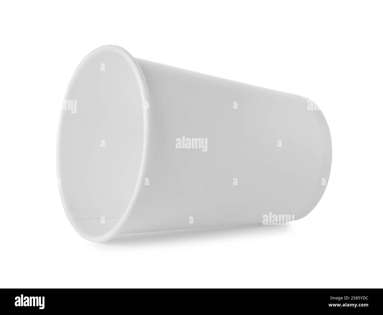 Un bicchiere di carta su sfondo bianco. Mockup per il design Foto Stock