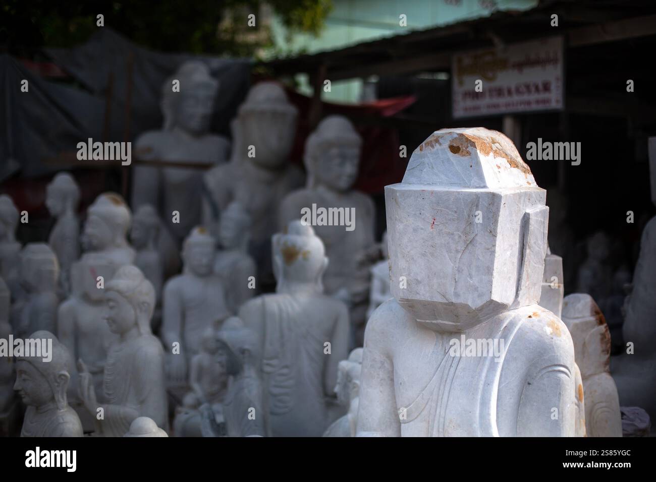 Statua del nuovo Buddha presso la fabbrica di statue del Buddha, Mandalay, Myanmar (Birmania) Foto Stock