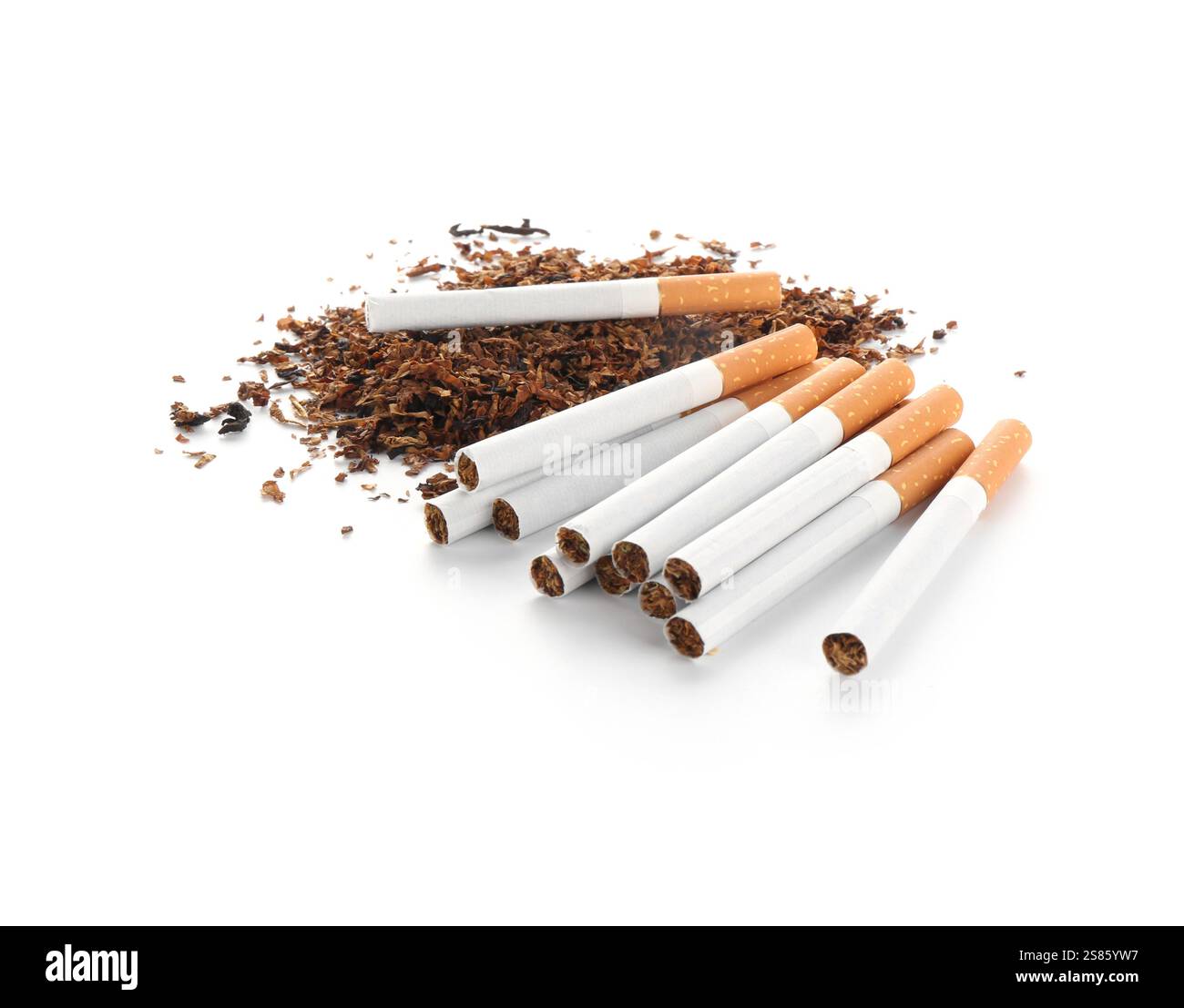 Tabacco secco e sigarette isolate su bianco Foto Stock