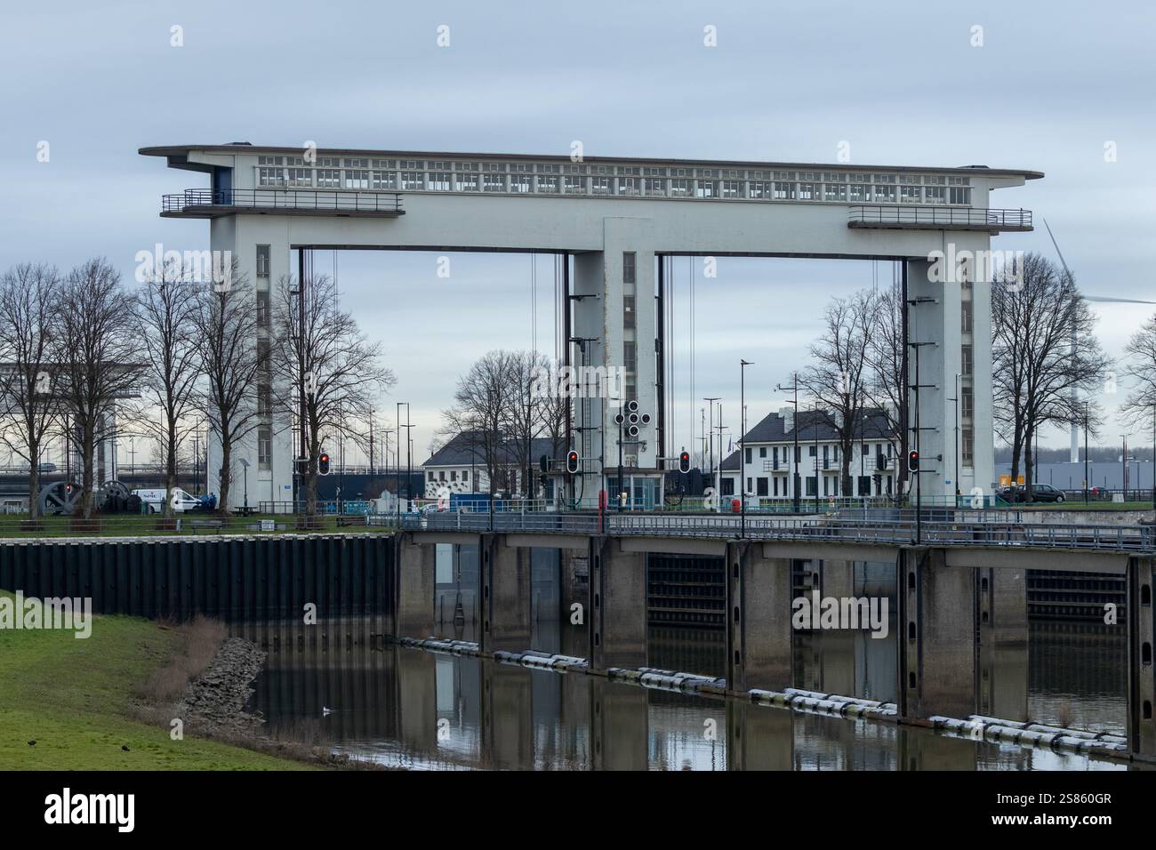Il Prinses Beatrixsluis nel canale di Lek è il più grande complesso monumentale di chiuse per la navigazione interna dei Paesi Bassi. Vreeswijk Nieuwegein. Foto Stock