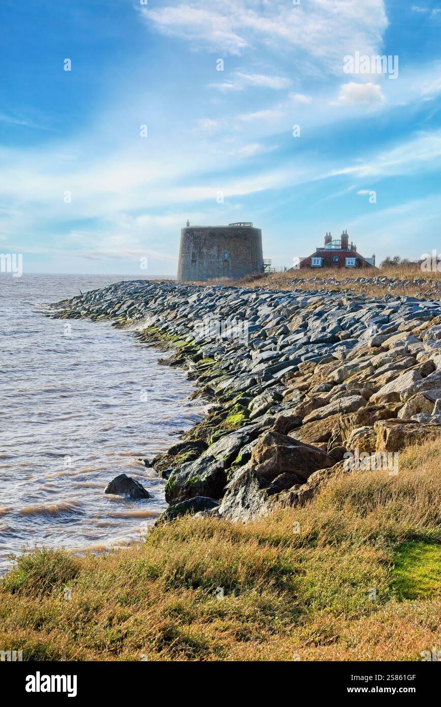 Difese marittime e torre martello sulla costa del Suffolk Foto Stock
