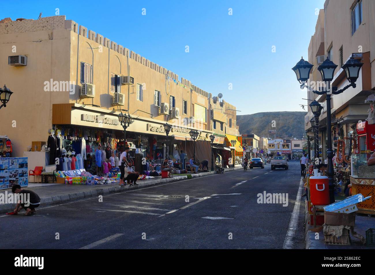 Egitto, Penisola del Sinai, Sharm El Sheikh: Il vecchio mercato intorno alla moschea di al-Sahaba, il suk modernizzato nella città vecchia con i suoi numerosi negozi e conti Foto Stock