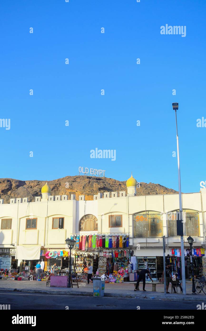 Egitto, Penisola del Sinai, Sharm El Sheikh: Il vecchio mercato intorno alla moschea di al-Sahaba, il suk modernizzato nella città vecchia con i suoi numerosi negozi e conti Foto Stock