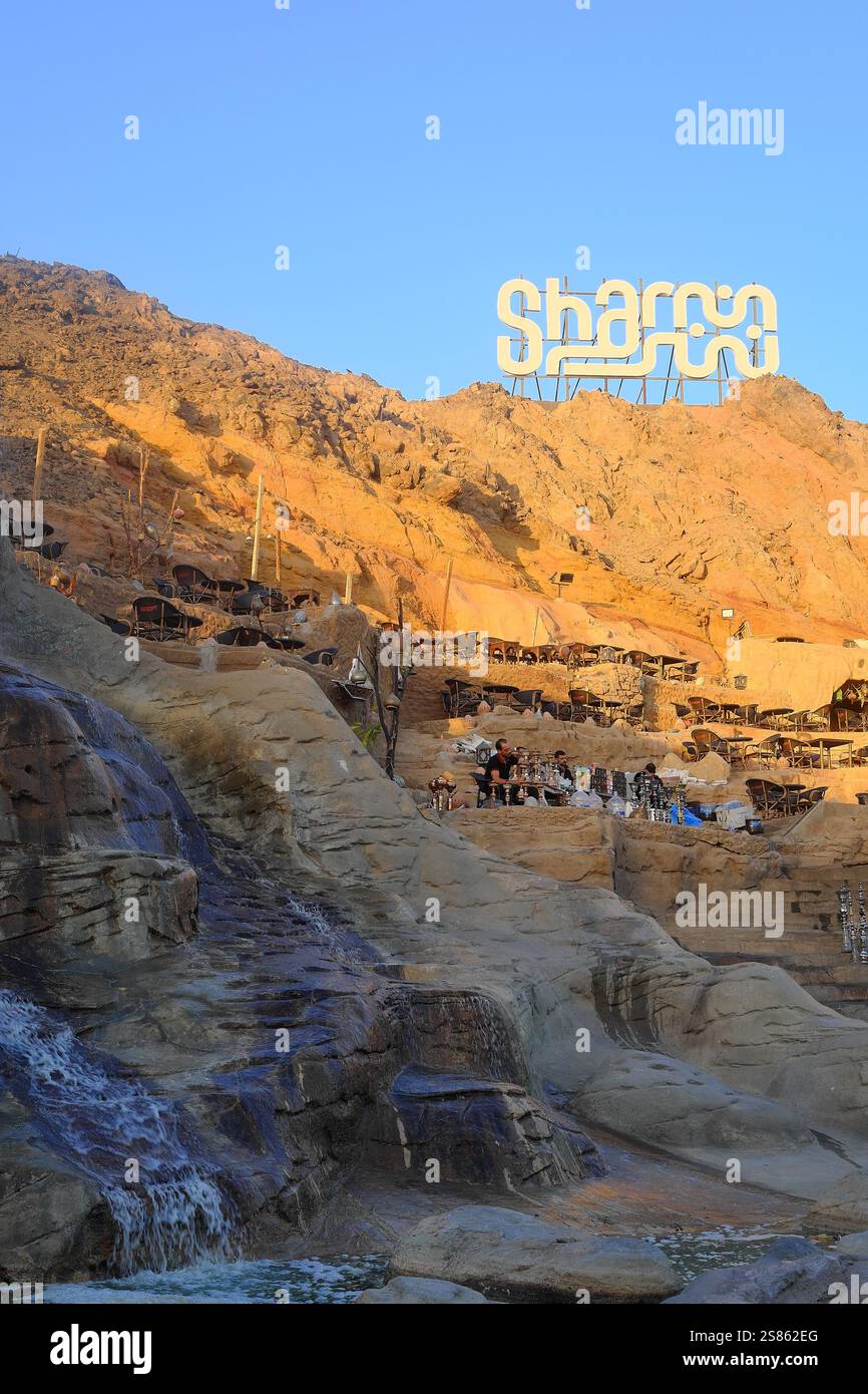 Egitto, Penisola del Sinai, Sharm El Sheikh: Il vecchio mercato intorno alla moschea di al-Sahaba, il suk modernizzato nella città vecchia con i suoi numerosi negozi e conti Foto Stock