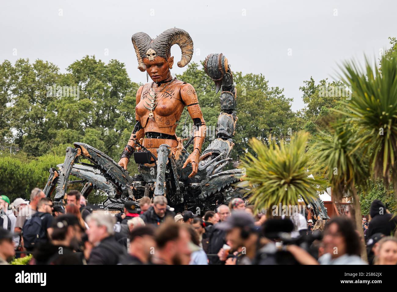 Clisson (Francia nord-occidentale), 29-30 giugno 2024: HellFest 2024, The Guardian of Darkness, The Latest Creation from Franc Delarozière's Street thea Foto Stock