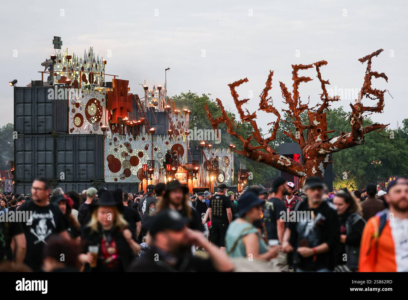 Clisson (Francia nord-occidentale), 29-30 giugno 2024: HellFest 2024, atmosfera nelle navate del festival con la folla di frequentatori del festival Foto Stock