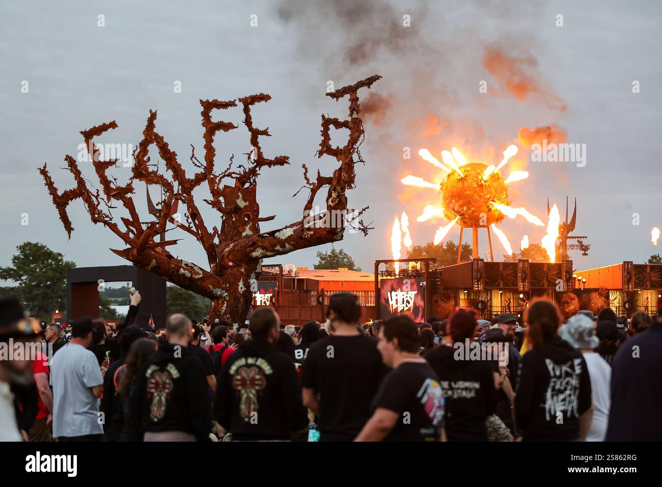 Clisson (Francia nord-occidentale), 29-30 giugno 2024: HellFest 2024, atmosfera nelle navate del festival con la folla di frequentatori del festival Foto Stock