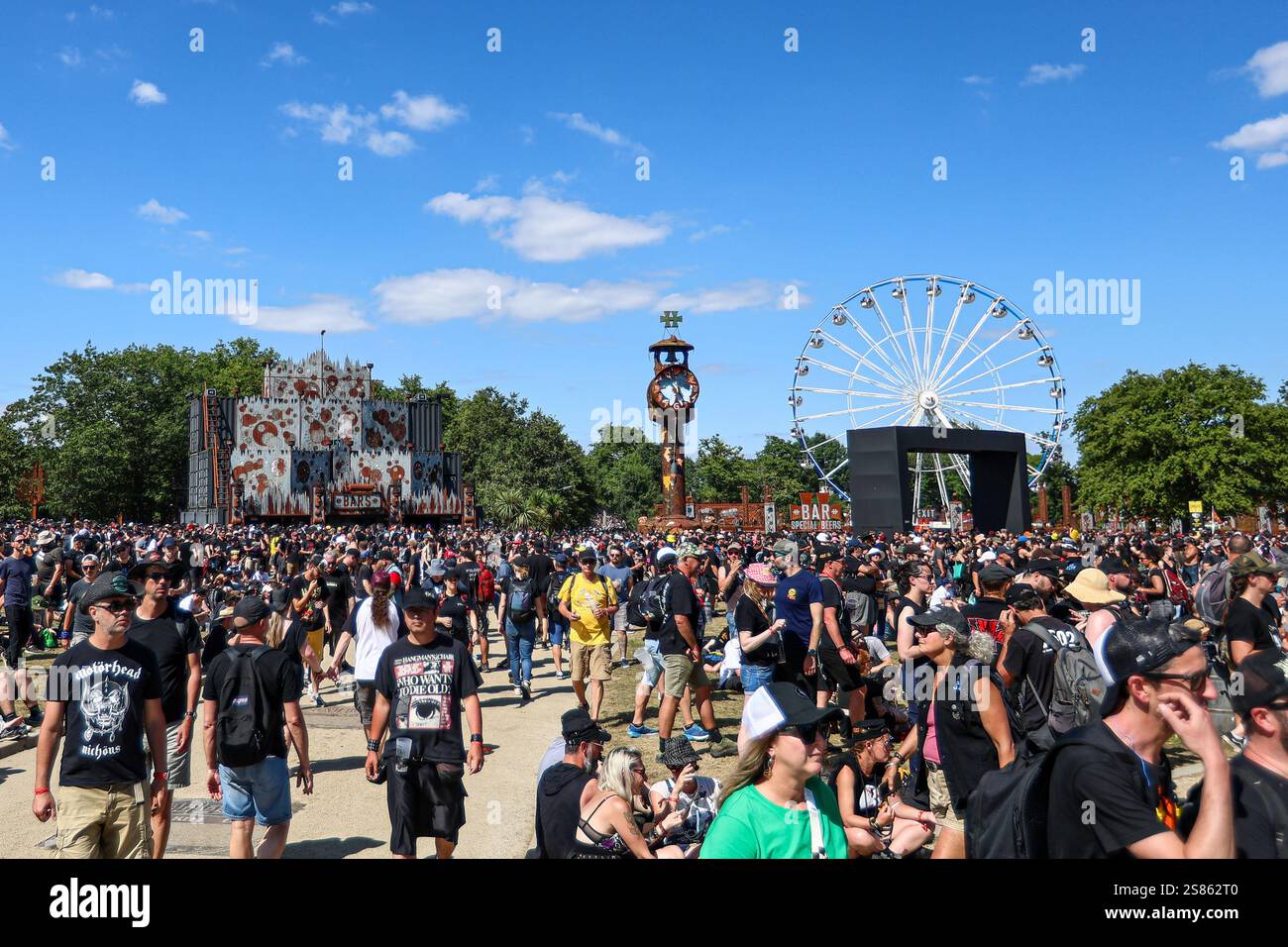 Clisson (Francia nord-occidentale), 29-30 giugno 2024: HellFest 2024, atmosfera con i frequentatori del festival nelle navate del festival Foto Stock
