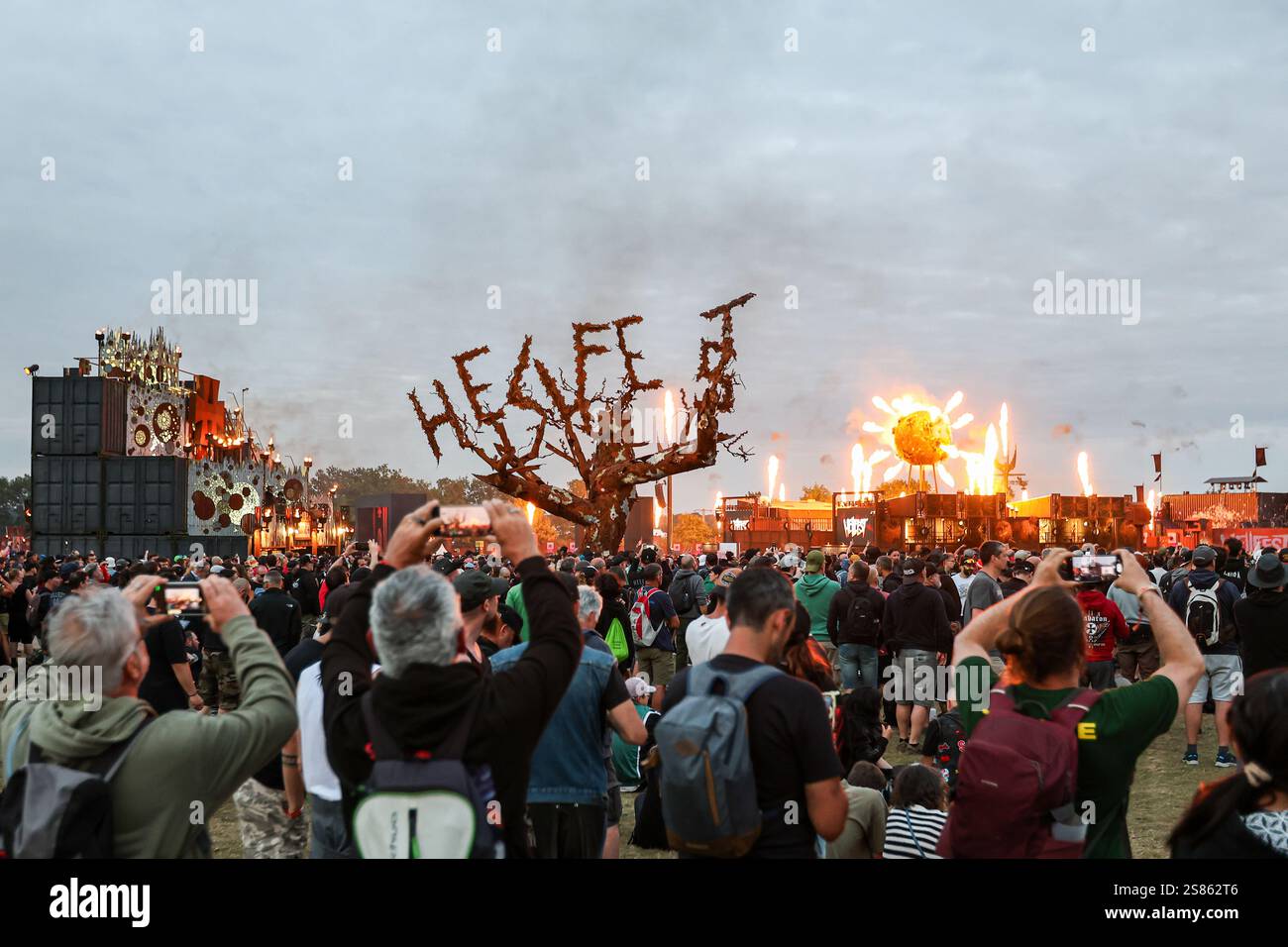 Clisson (Francia nord-occidentale), 29-30 giugno 2024: rock festival HellFest 2024, atmosfera durante un concerto Foto Stock
