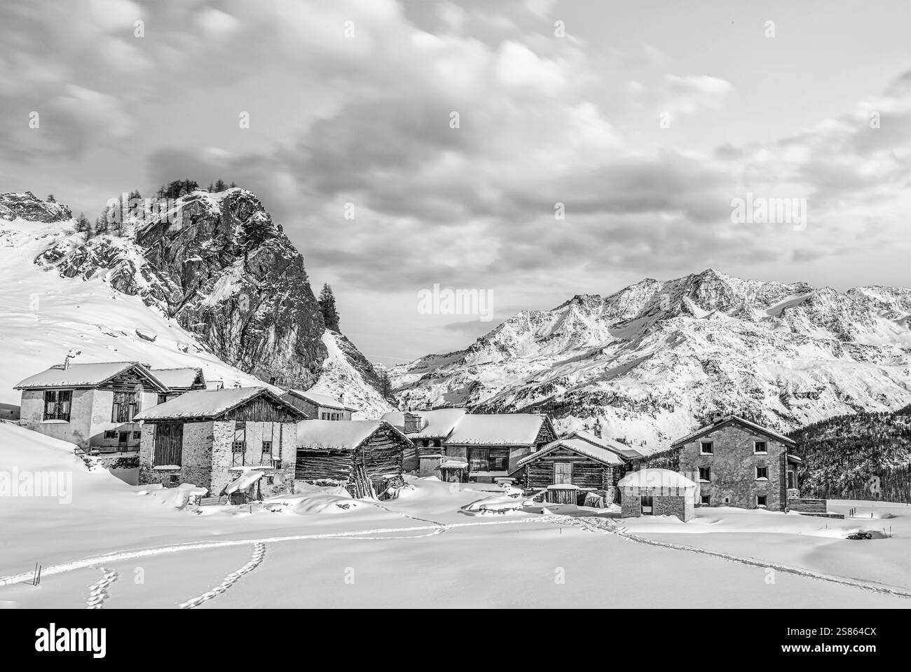 Immagine in bianco e nero del villaggio Heidi Grevasalvas in inverno, Engadina, Grigioni, Svizzera Foto Stock