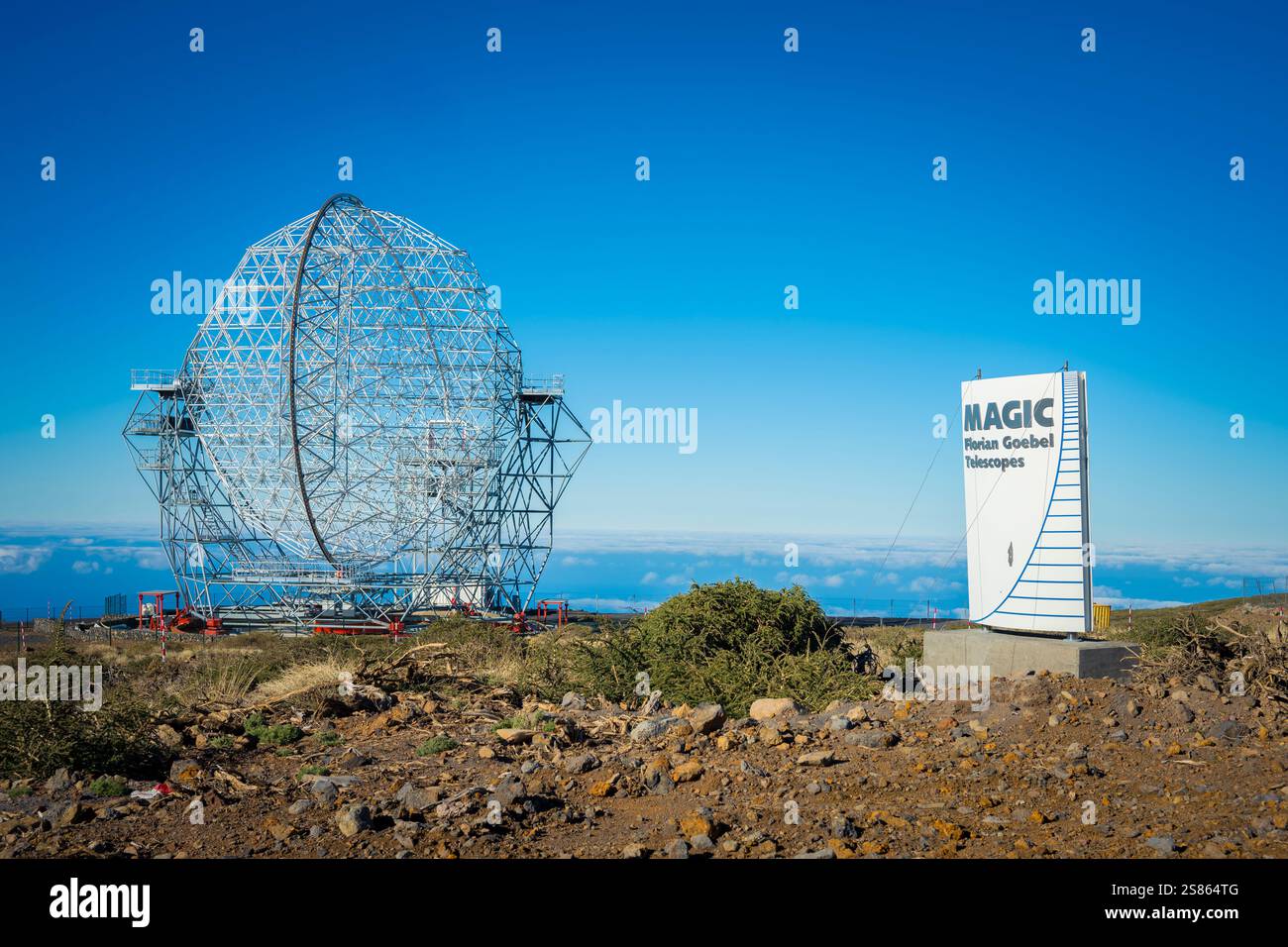 Osservatorio Roque de los Muchachos, la Palma, Isole Canarie, Spagna, 13 gennaio 2025: Vista sul Magic Florian Goebel Telescope su la Palma Foto Stock